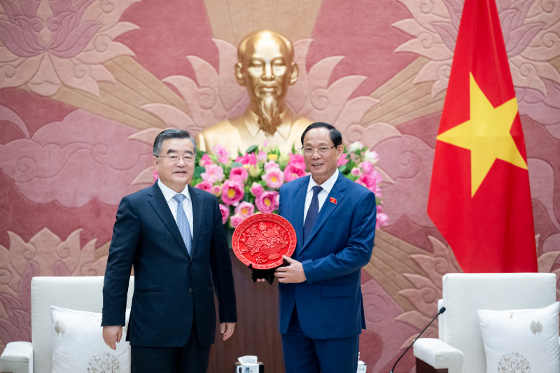 Phó Ủy viên trưởng Ủy ban Thường vụ Đại hội Đại biểu Nhân dân toàn quốc Trung Quốc Trương Khánh Vĩ tặng quà lưu niệm Phó Chủ tịch Quốc hội Trần Quang Phương